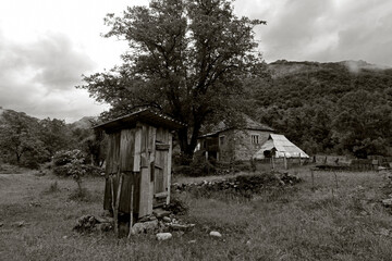 Toilettenanlage (Donnerbalken) im Zurim-Gebirge, Montenegro // Toilet facility in the Zurim Mountains, Montenegro