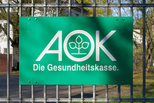 Schild an einem Zaun einer Niederlassung der Krankenkasse AOK in Wittenberg in Deutschland