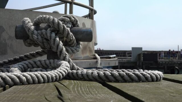Poller mit Tau in einem Hafen