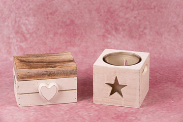 Caja de madera blanca y portavelas de madera blanco.