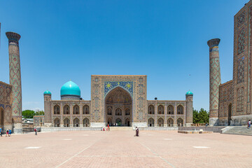 Fototapeta na wymiar SAMARQAND, UZBEKISTAN - JUNE 09, 2022: View of Registan square in Samarkand - the main square with Ulugbek madrasah, Sherdor madrasah and Tillya-Kari madrasah