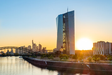 Europäische Zentralbank mit Frankfurter Skyline im Sonnenuntergang
 - obrazy, fototapety, plakaty