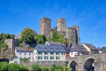 Fototapeta na wymiar Historische Burg an der Lahn in Runkel
