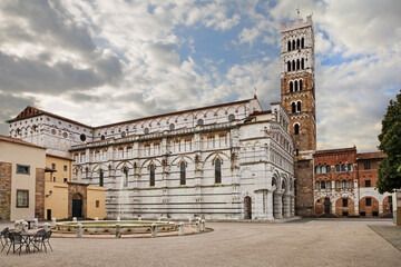Lucca, Tuscany, Italy: the medieval Roman Catholic cathedral of Saint Martin of Tours, masterpiece of art and architecture in the old town of the ancient Tuscan city - obrazy, fototapety, plakaty