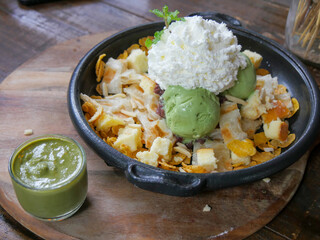 Eis mit Sahne auf Obst und Toast