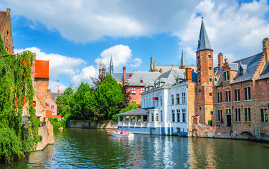 Fototapeta premium Beautiful canal and traditional houses in the old town of Bruges (Brugge), Belgium
