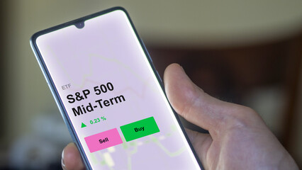 Un investisseur analyse le fonds ETF à moyen terme S&P 500 sur un écran. Un téléphone affiche les prix du S&P 500 à moyen terme, texte en anglais.