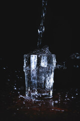 Vodka cayendo en un vaso