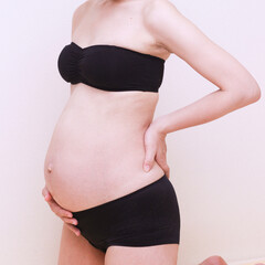 妊娠中の女性の身体のポートレート - obrazy, fototapety, plakaty