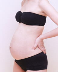 妊娠中の女性の身体のポートレート - obrazy, fototapety, plakaty