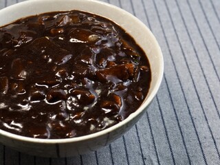 도자기 그릇에 담긴 짜장소스