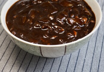 도자기 그릇에 담긴 짜장소스