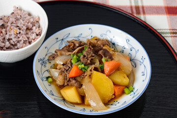 和食　肉じゃが　牛肉とじゃがいもの甘辛煮込み料理