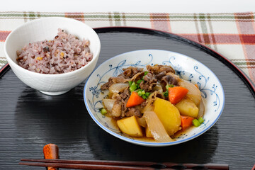 和食　肉じゃが　牛肉とじゃがいもの甘辛煮込み料理