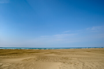 Fototapeta na wymiar 砂浜と空　広い砂浜と海のある景色