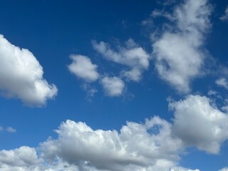 Obraz na płótnie Canvas Puffy clouds with blue sky background