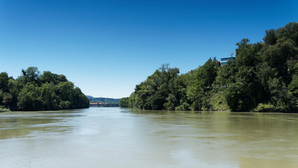 Blick auf das Wasserkraftwerk Laufenburg zwischen deutschen und schweizer Rheinufer, vorgelagerter Damm am Rhein, gesehen vom Wanderweg auf die deutsche Seite