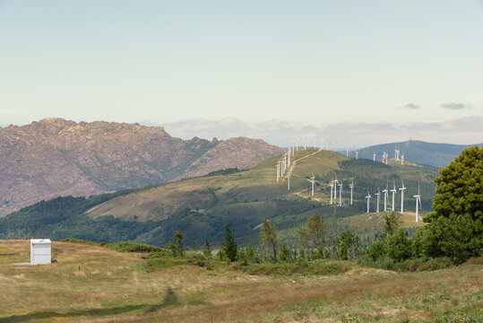 Vista del paisaje del monte Pindo y alrededores, incluido un parque eólico, desde el mirador del alto As Paxareiras. A Coruña, Galicia, julio de 2022