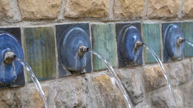 Chorros de agua de fuente de Polop de la Marina