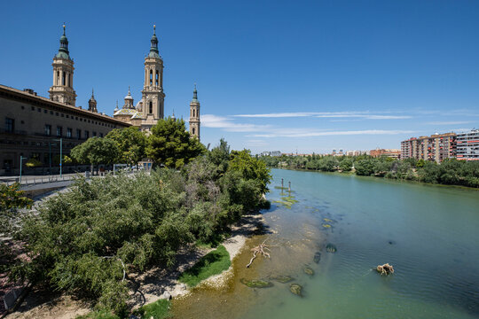 Bas&iacute;lica de Nuestra Se&ntilde;ora del Pilar y rio Ebro, Zaragoza, Arag&oacute;n, Spain, Europe