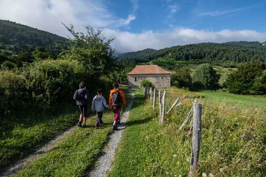 escursionistas frente a la ermita de Arrako, valle de Belagua, Isaba, Navarra, Spain, Europe
