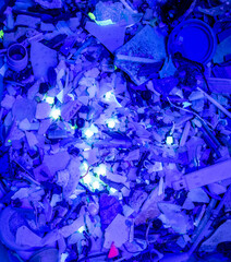 ultraviolet (UV) flashlight to irradiate the micro-plastics