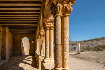 galería porticada, Iglesia de San Pedro Apóstol, Románico, siglo XII -declarada Monumento...