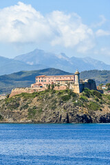 Naklejka premium Portoferraio, Festung, Forte Stella, Forte Falcone, Leuchtturm, Altstadt, Hafen, Insel, Elba, Fischerboote, Boote, Fähre, Fährhafen, Badestrand, Toskana, Toskanischer Archipel, Sommer, Italien