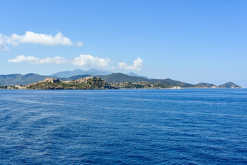 Naklejka premium Portoferraio, Festung, Forte Stella, Forte Falcone, Leuchtturm, Altstadt, Hafen, Insel, Elba, Fischerboote, Boote, Fähre, Fährhafen, Badestrand, Toskana, Toskanischer Archipel, Sommer, Italien