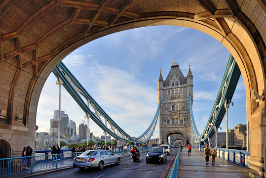 Tower Bridge in London (England).