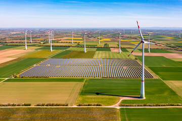 Regenerative Energien produziert durch Windräder und Solarparks auf den Feldern in Rheinland-Pfalz, Luftaufnahme - obrazy, fototapety, plakaty