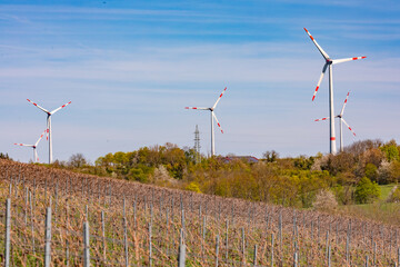 Viele Windräder zur Erzeugung von Energie in der Energiewende verschandeln das Landschaftsbild mit...