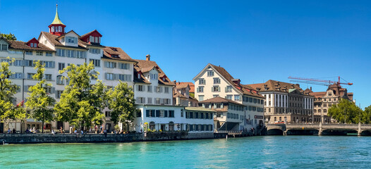 Wunderschöner Blick auf das Limmatufer sowie die Promenade an der Schipfe in Zürich, Schweiz