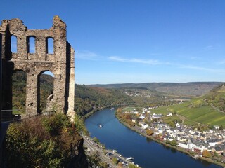 Fototapeta premium beautiful panorama view of the Moselle river seen from high up at the ruins of the grevenburg in traben trarbach
