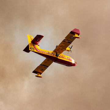 Canadair intervenant sur incendie.