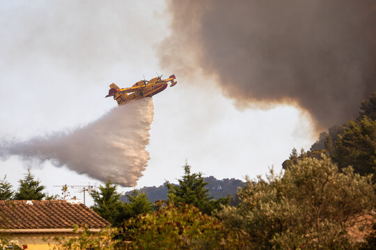 Largage de Canadair sur feu de for&ecirc;t.
