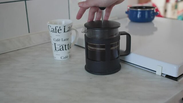 making coffee using french press 