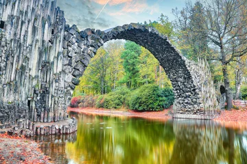 Unglaubliche Herbstlandschaft im Azaleen- und Rhododendronpark Kromlau. Rakotzbrücke (Rakotzbrücke, Teufelsbrücke)