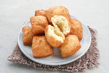 Bolang baling, Odading, fried bread in cubes or blocks, with a light brown crunchy outer skin and sprinkled with sesame seeds, the inside is empty and fluffy, so it looks like a small pillow.
