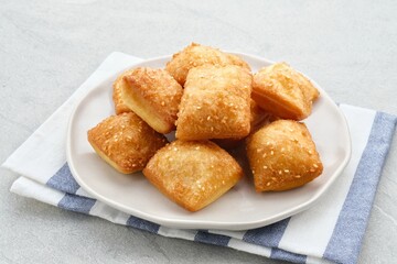 Bolang baling, Odading, fried bread in cubes or blocks, with a light brown crunchy outer skin and sprinkled with sesame seeds, the inside is empty and fluffy, so it looks like a small pillow.
