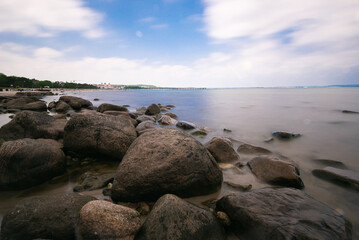 Fototapeta na wymiar sea with rocks and clouds 