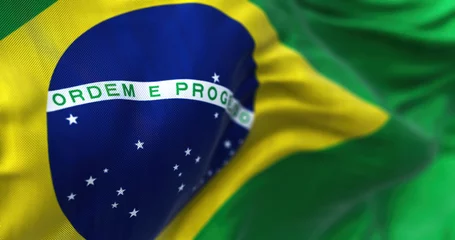 Fototapete Brasilien Nahaufnahme der brasilianischen Nationalflagge, die im Wind weht.