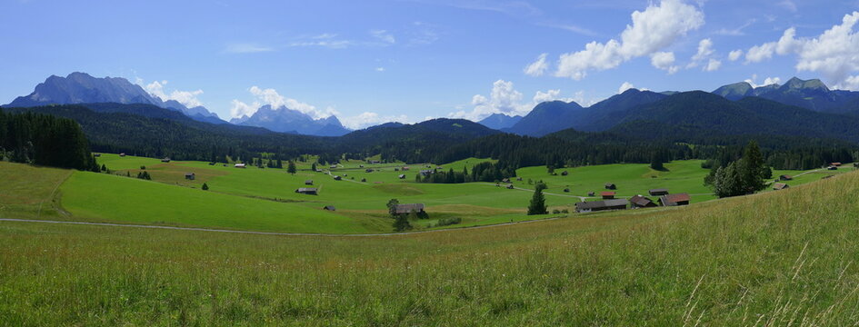 Panoramaaufnahme bei den Buckelwiesen zwischen Krün und Mittenwald mit Wettersteingebirge © turtles2