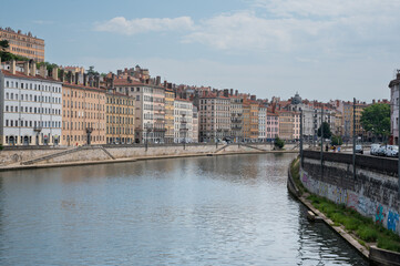 Fototapeta na wymiar Lyon : vue sur la Saône et le quai de la pecherie depuis le pont Alphonse Juin, Rhône, France