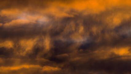 Magnifiques teintes orangées sous un ciel voilé, pendant le coucher du soleil