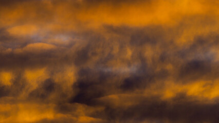 Magnifiques teintes orangées sous un ciel voilé, pendant le coucher du soleil