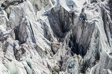 Nahaufnahme des weißen und schwarzen Minapin-Gletschers und Rakaposhi-Bergblick, Karakorum, Pakistan. Textur und Muster, Hintergrund
