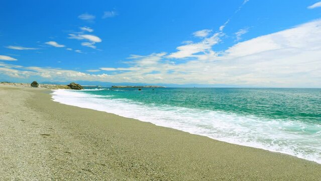 【夏】青空の下の夏の海のビーチ　フィクス撮影
