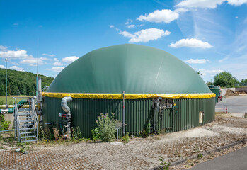 Biogasanlage auf Bauernhof in Deutschland zur Erzeugung von Biogas aus Biomasse