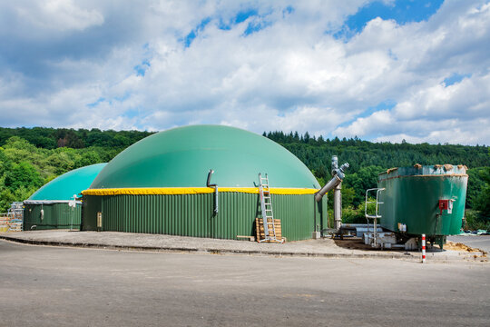Biogasanlage auf Bauernhof in Deutschland zur Erzeugung von Biogas aus Biomasse